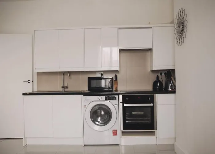 3 Bed Flat With Balcony Central