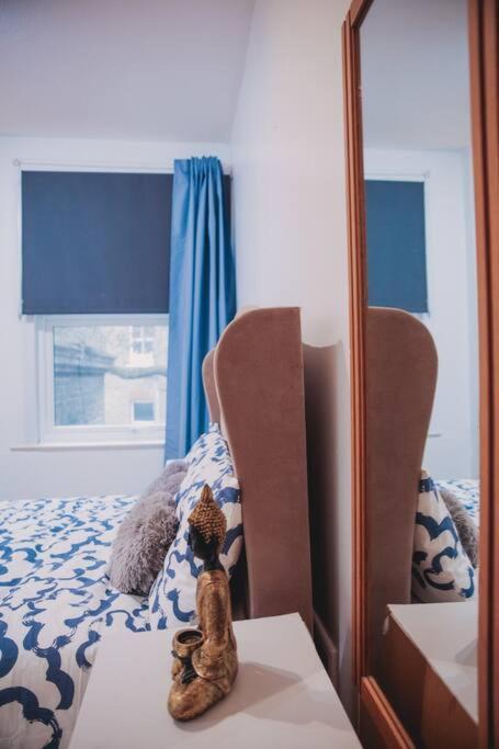 3 Bed Flat With Balcony * Londres