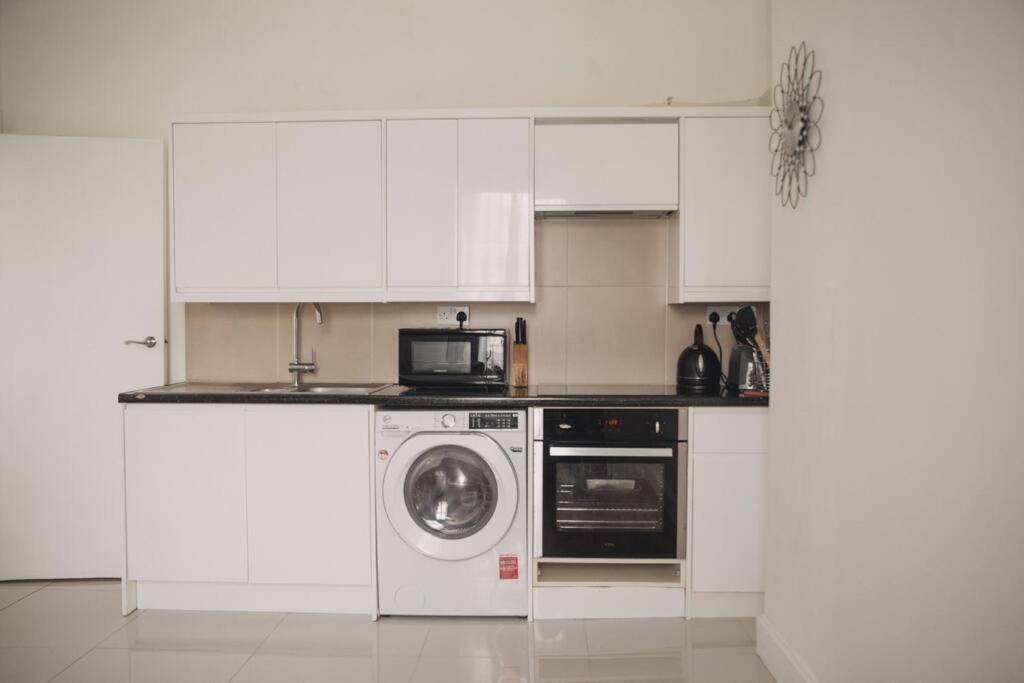 3 Bed Flat With Balcony Appartement *