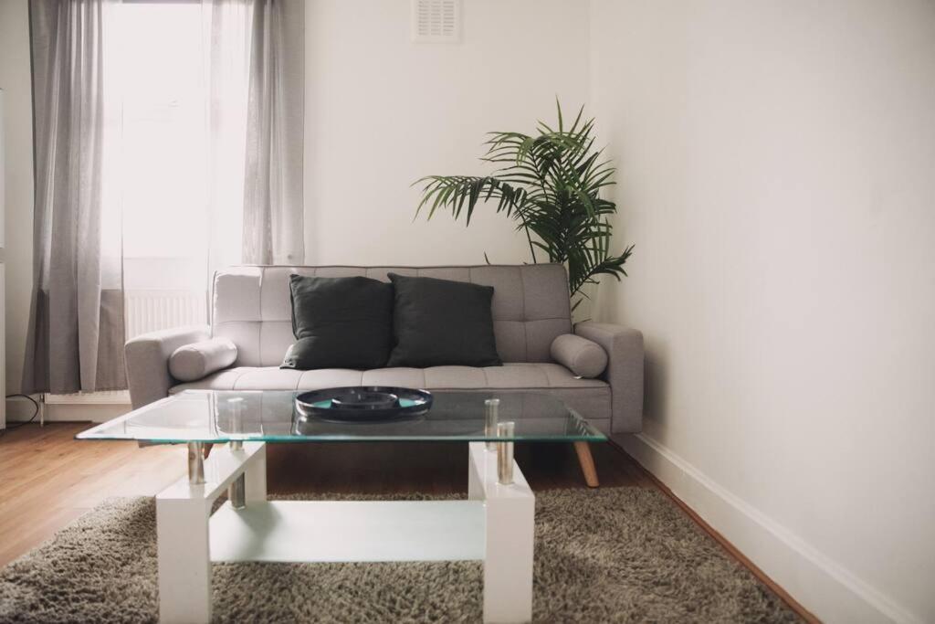 3 Bed Flat With Balcony * Londres