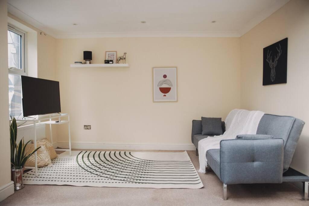 3 Bed Flat With Balcony Londres