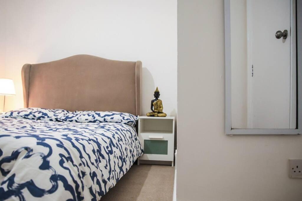 3 Bed Flat With Balcony Londres