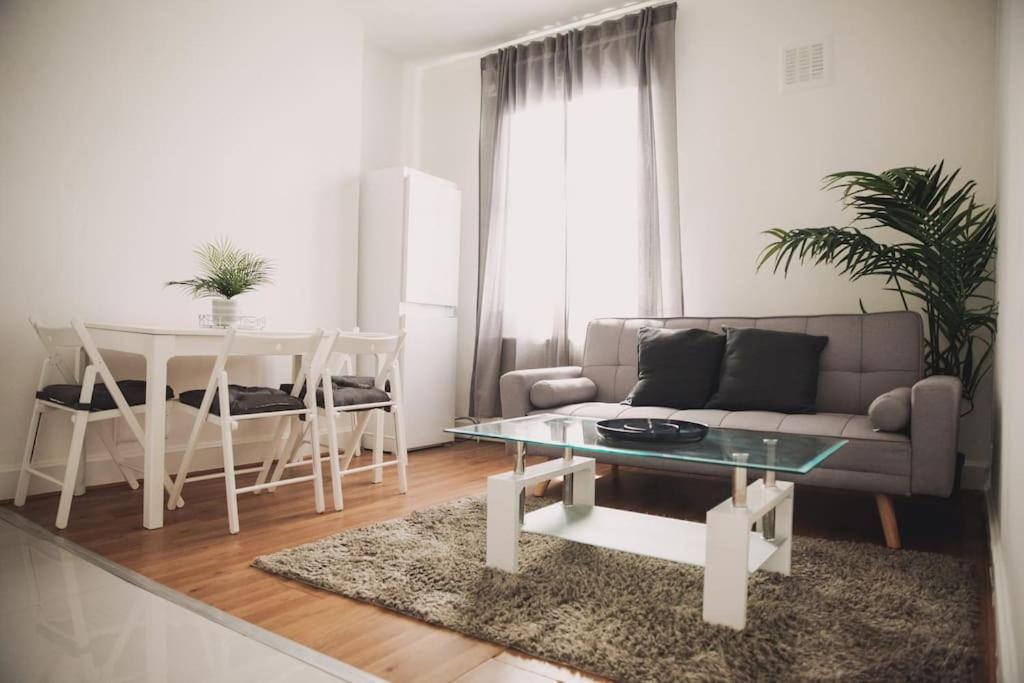 3 Bed Flat With Balcony * Londres