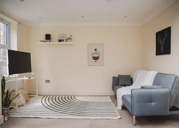 3 Bed Flat With Balcony Central